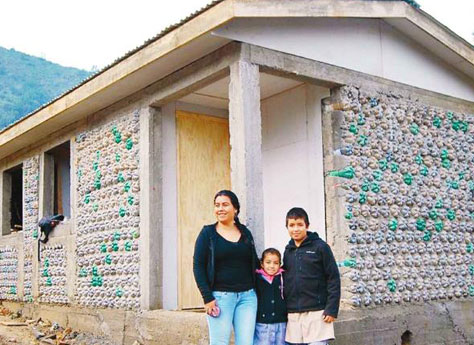 Chilena que construyo su propia casa con ecoladrillos de arena